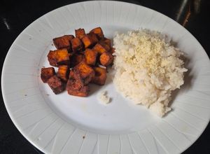 Una foto de Tofu marinado crujiente con arroz