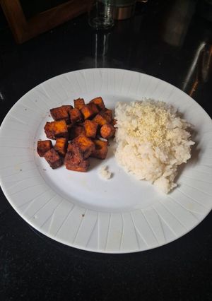 Una foto de Tofu marinado crujiente con arroz
