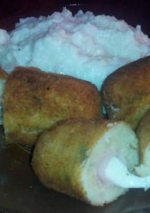 Una foto de Croquetas de papas con jamón y queso y arroz batido