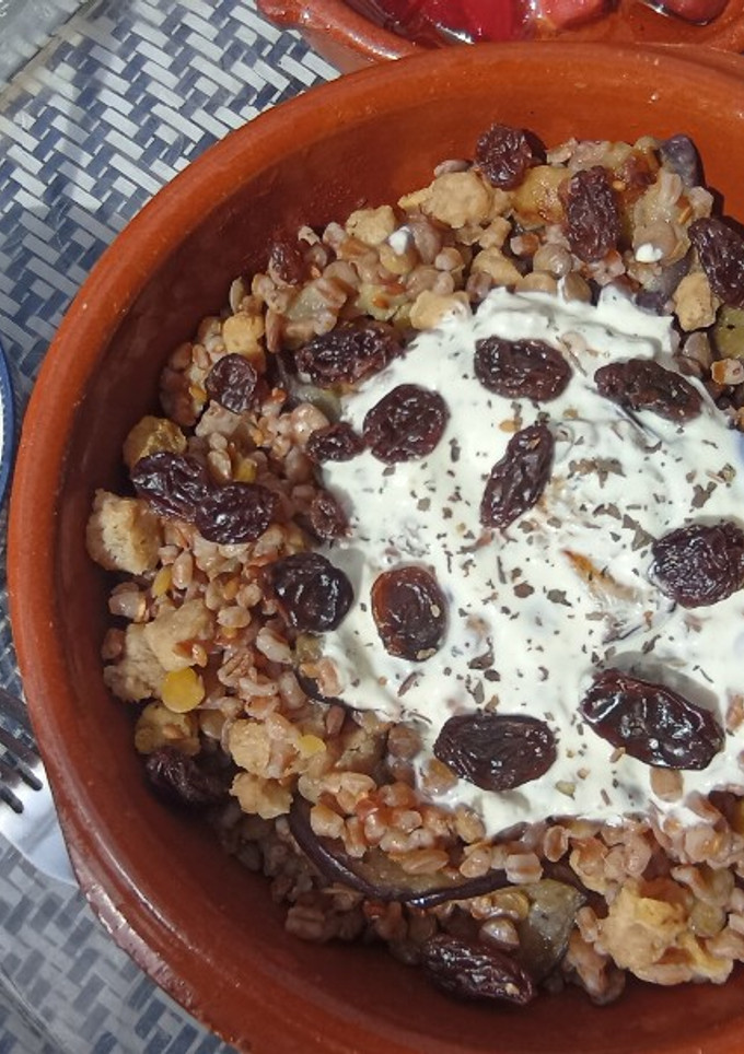 Una foto de Bowl de trigo, lentejas, salsa de yogur y mostaza. Vegetariano