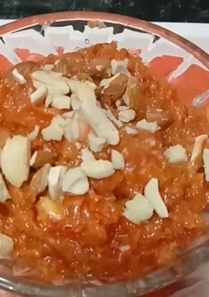 गाजर का हलवा(gajar ka halwa recipe in hindi) रेसिपी मुख्य फोटो