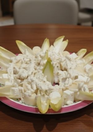 Una foto de Ensalada de Endivias, Palmitos y Feta con Salsa César