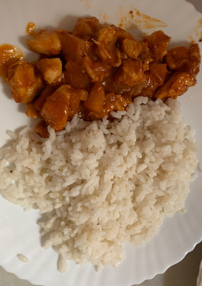 Una foto de Pollo al curry con manzana