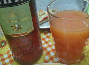 Una foto de Campari y naranja (aperitivo rosso)
