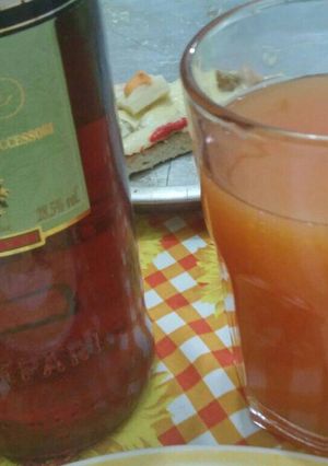 Una foto de Campari y naranja (aperitivo rosso)