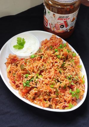 સેઝવાન રાઈસ (Schezwan Rice Recipe In Gujarati) રેસીપી મુખ્ય ફોટો