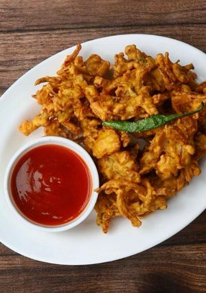 A picture of Onion Pakoras.
