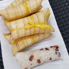 A picture of Black-eyed-peas glutinous rice (Lepet).