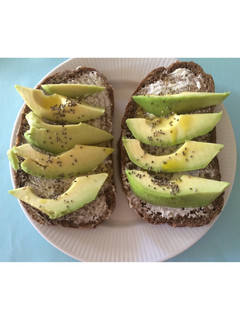 Una foto de Tostas de aguacate y queso ligero