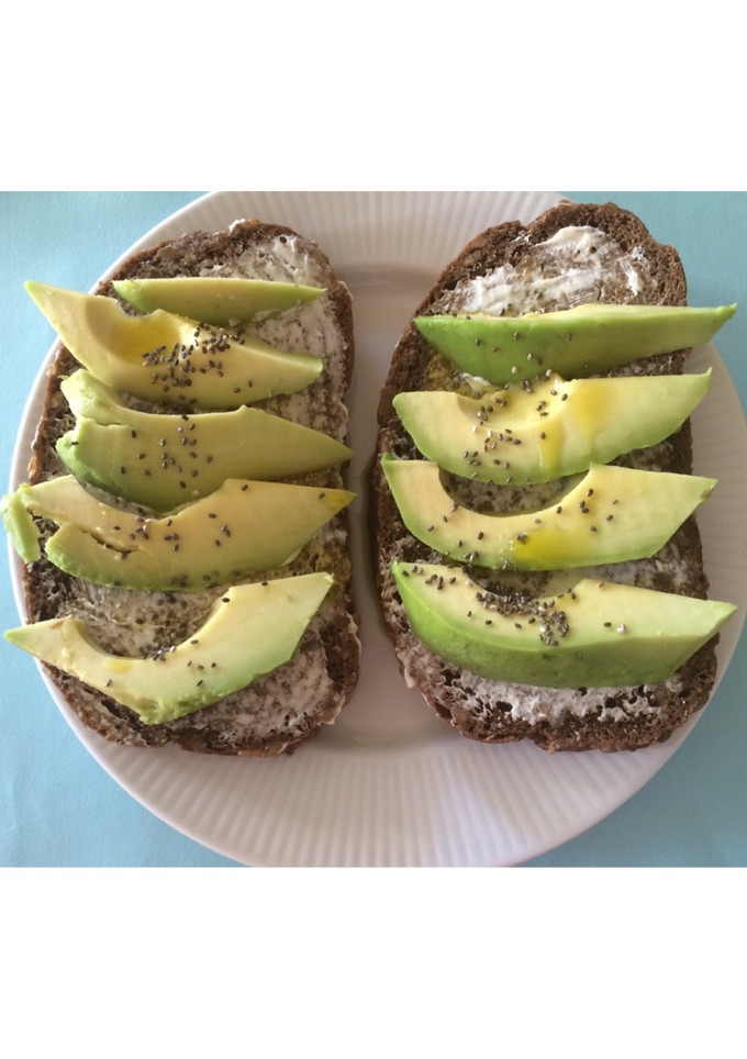 Una foto de Tostas de aguacate y queso ligero