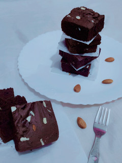 एग्ग्लेस चॉकलेट आलमंड ब्राउनी (eggless chocolate almond brownie recipe in hindi) रेसिपी मुख्य फोटो