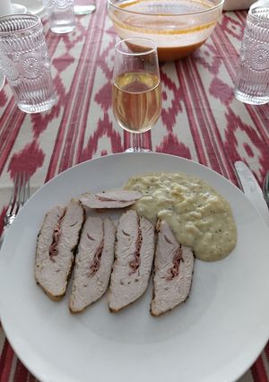 Una foto de Pechuga de Pavo Mechada con Jamón y Hierbas Aromáticas
