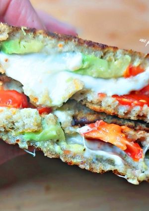 Une photo de Croque monsieur avocat, mozzarella et tomates
