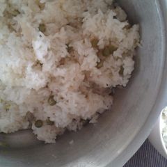 A picture of Rice with plenty of peas.