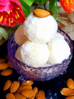 A picture of Coconut Balls 🥥.