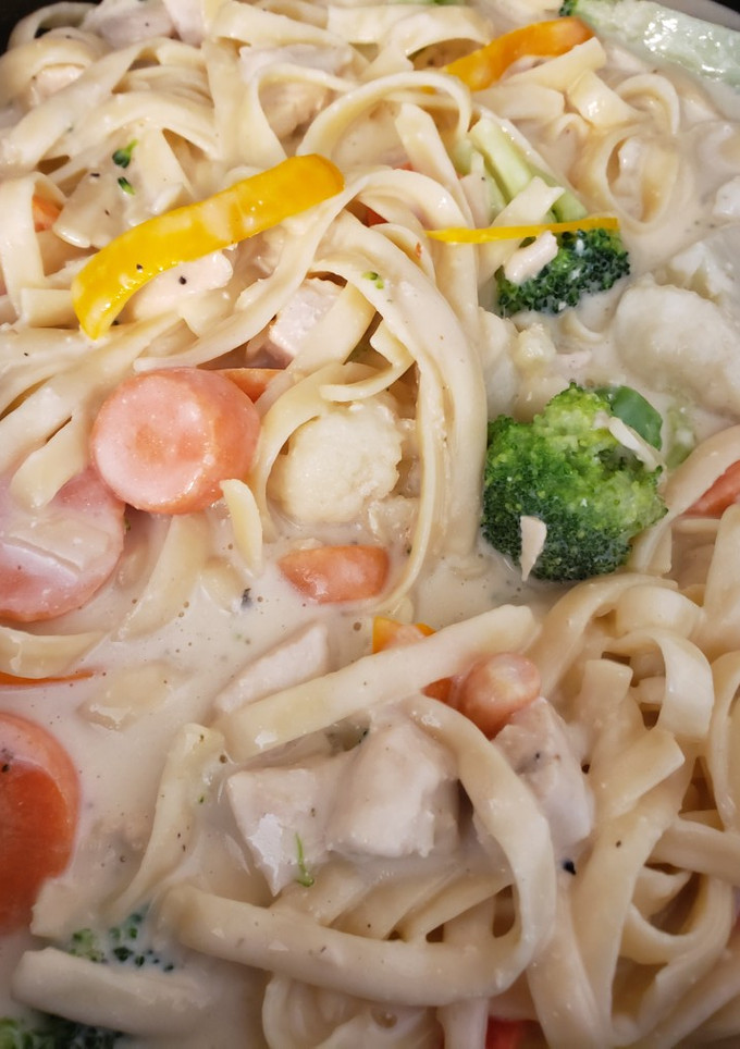 A picture of Chicken Pasta Alfredo.