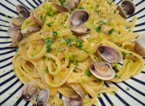 Foto di Linguine con vongole (lupini) e pomodorini gialli