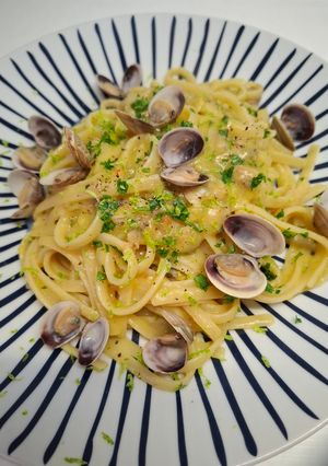 Foto di Linguine con vongole (lupini) e pomodorini gialli