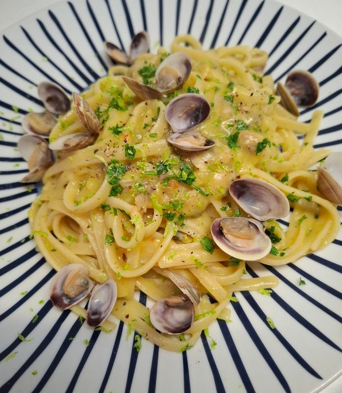Foto di Linguine con vongole (lupini) e pomodorini gialli