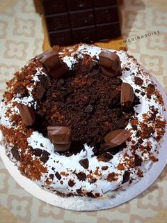 ब्लैक फॉरेस्ट केक (blackforest cake recipe in hindi) रेसिपी मुख्य फोटो