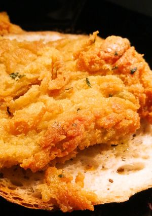 Foto di Panelle siciliane su fette di pane bruschettato aromatico