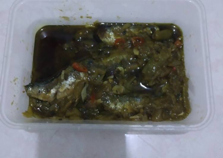 Langkah Mudah untuk Memasak Sarden cabe hijau rice cooker ala anak kos yang pingin nambah