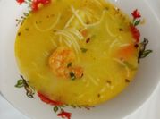 Una foto de fideos con leche