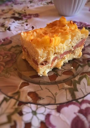Sajtos-tejfölös-virslis rakott tészta recept fotója