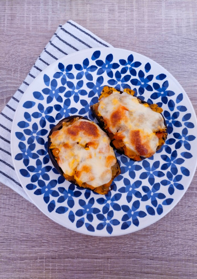 Una foto de Berenjenas rellenas de calabaza y tofu