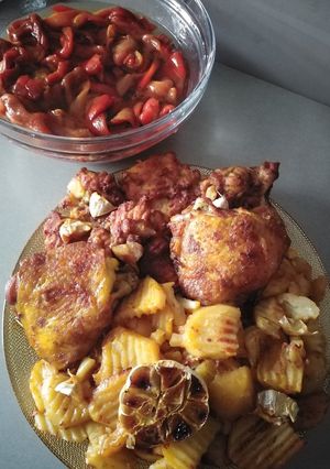 O poză a rețetei Pulpe de pui cu cartofi la cuptor și salata de ardei copți.