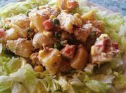 Una foto de ensalada rusa con lechuga