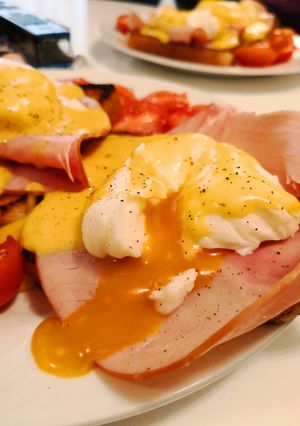 Φωτογραφία της συνταγής Αυγά Benedict με σως Hollandaise