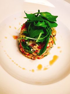 Una foto de Tartar de aguacate, tomate y habitas