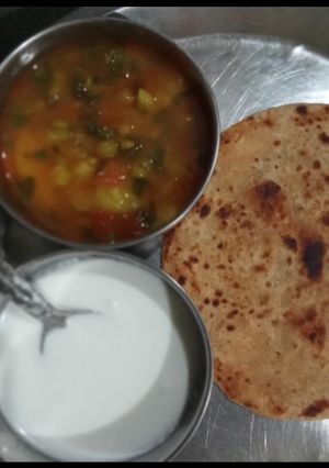 आलू मटर और टमाटर की सब्जी(aloo matar aur tamatar ki sabzi recipe in hindi) रेसिपी मुख्य फोटो