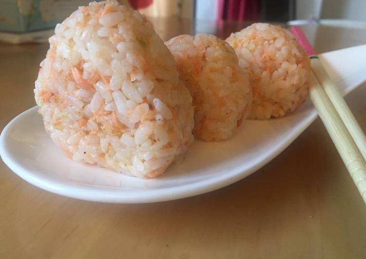 Steps to Prepare Quick Salmon Omusubi (Rice Ball)