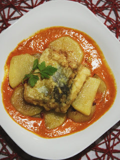 Una foto de Merluza con patatas en salsa roja con cominos