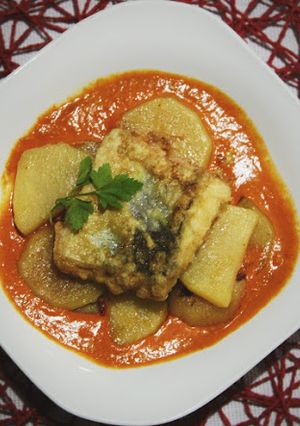 Una foto de Merluza con patatas en salsa roja con cominos