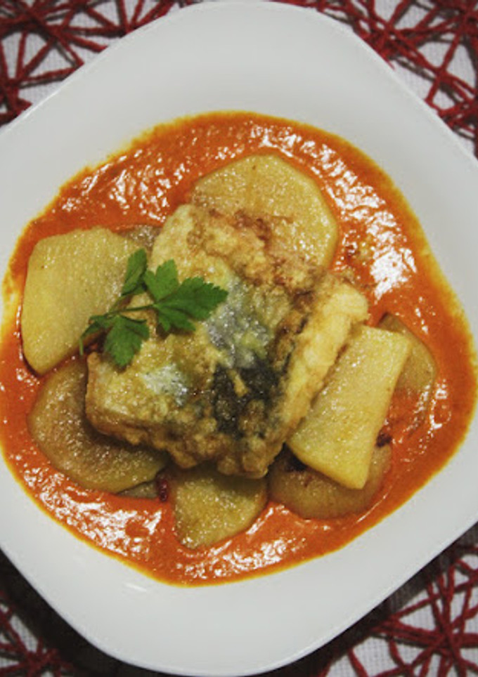 Una foto de Merluza con patatas en salsa roja con cominos