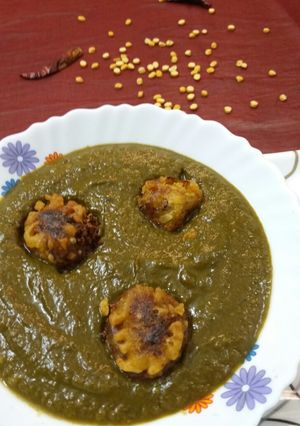 A picture of Dal palak with mix veg kofta.