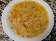 Una foto de sopa de pollo casera