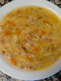 Una foto de Sopa de pollo con verduras casera