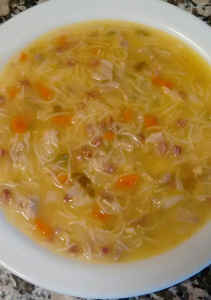 Una foto de Sopa de pollo con verduras casera