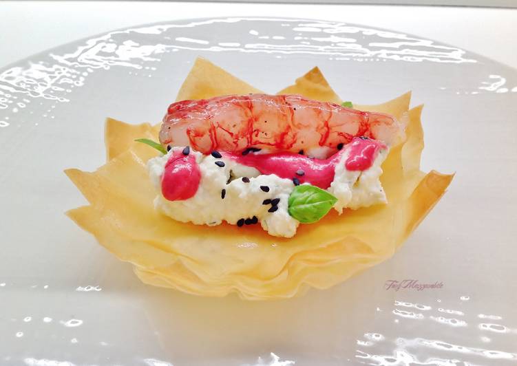 Recetta di Veloce Gambero di Mazara, ricotta, salsa di lamponi e cestino di pasta fillo croccante
