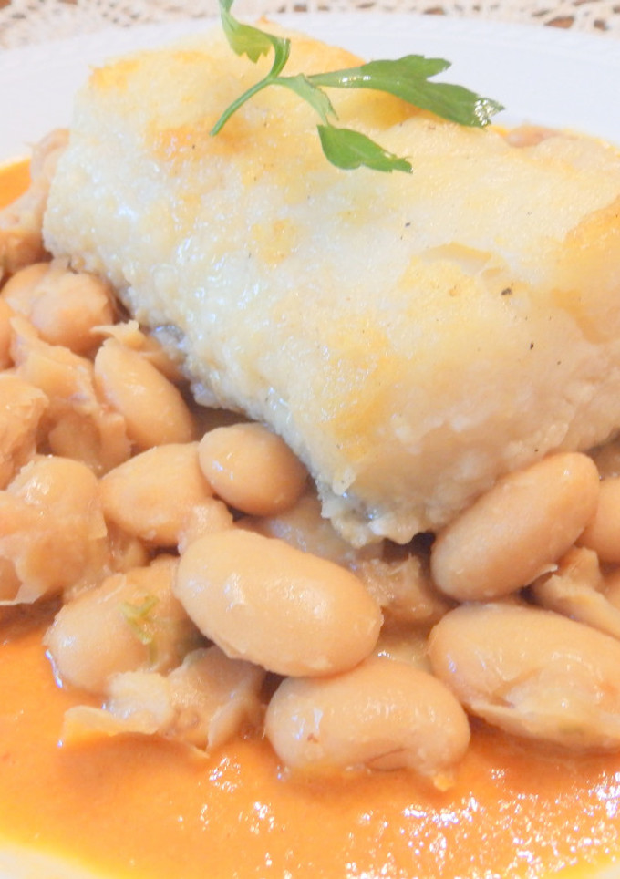 Una foto de Bacalao con salsa vizcaína y judias gigantes