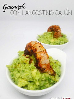 Una foto de Guacamole con langostino Cajún