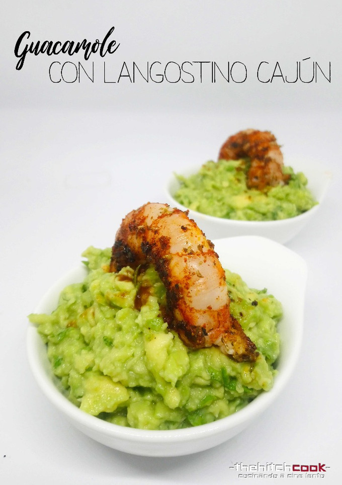 Una foto de Guacamole con langostino Cajún