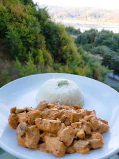 Una foto de Pollo con salsa cremosa de paprika