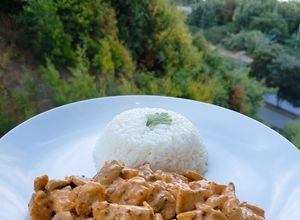 Una foto de Pollo con salsa cremosa de paprika