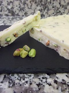 Una foto de Turrón de chocolate blanco y pistachos