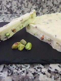 Una foto de Turrón de chocolate blanco y pistachos